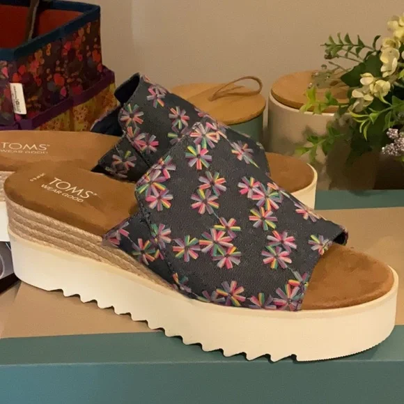Toms Floral Patterned Mules - Picture 3 of 6